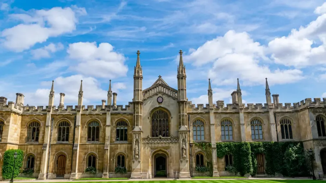 Universitas Cambridge: Kampus Legendaris dengan Tradisi Akademik